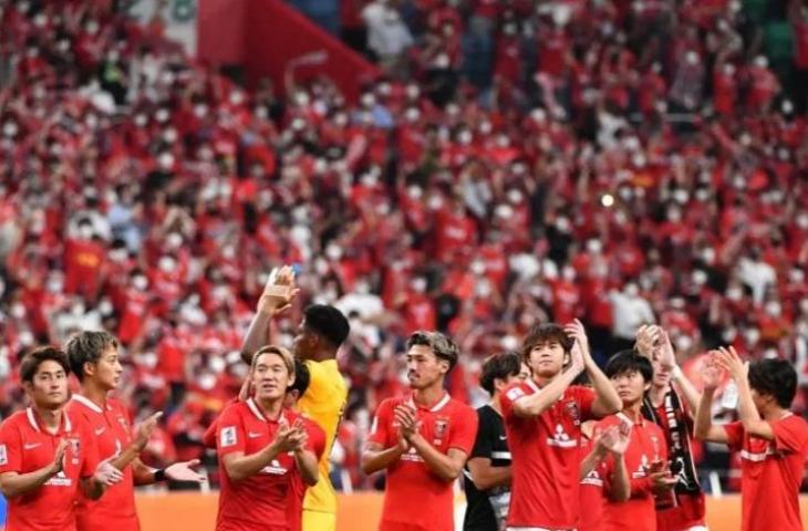 Pemain-pemain Urawa Red Diamonds menyampaikan tepuk tangan kehormatan kepada para penggemarnya saat akhir pertandingan semifinal Liga Champions Asia antara Jeonbuk Hyundai Motors FC dan Urawa Red Diamonds di Saitama, Jepang, 25 Agustus 2022. (AFP/KAZUHIRO NOGI)