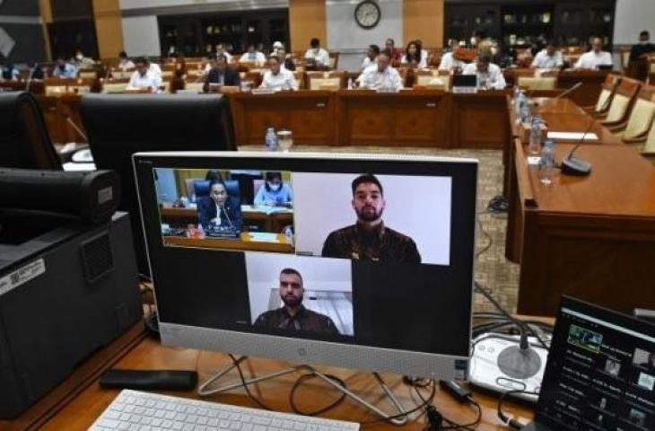 Jordi Amat (layar bagian bawah) dan Sandy Walsh (layar sebelah kiri) mengikuti rapat kerja antara Komisi III DPR dengan Kementerian Pemuda dan Olahraga, Kementerian Hukum dan HAM, serta PSSI di kompleks Parlemen, Senayan, Jakarta, Senin (29/8/2022). [ANTARA FOTO/Aditya Pradana Putra]