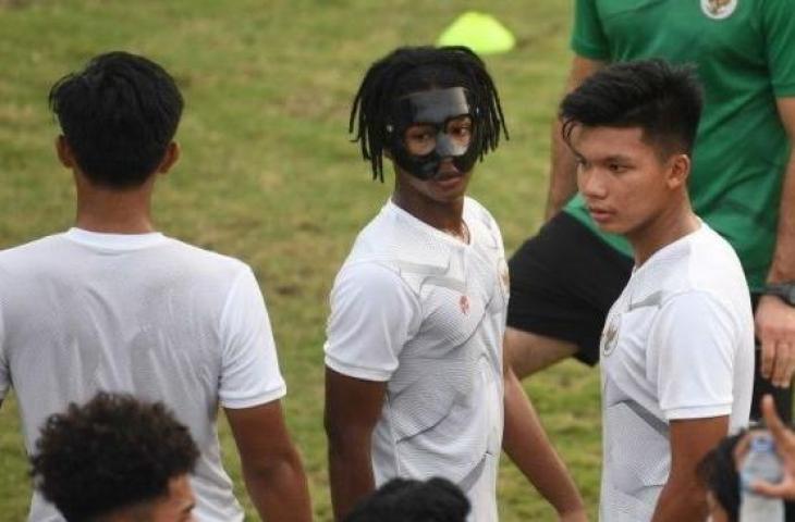 Pemain Timnas Indonesia U-19, Ronaldo Kwateh mengenakan pelindung wajah saat berlatih di Lapangan ABC, Senayan, Jakarta, Selasa (30/8/2022). (ANTARA FOTO/Akbar Nugroho Gumay/YU)