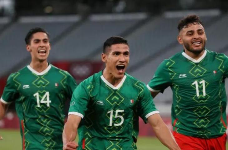 Pemain Meksiko Uriel Antuna (tengah) melakukan selebrasi dengan rekan setimnya Alexis Vega (kanan) dan Erick Aguirre (kiri) setelah mencetak gol ketiga lawan Prancis dalam pertandingan Grup A Olimpiade Tokyo 2020 di Tokyo Stadium, Jepang pada 22 Juli 2021. ANTARA/AFP/MARIKO ISHIZUKA