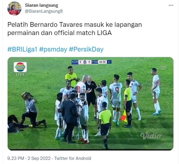 Panpel masuk ke lapangan saat laga Persik Kediri vs PSM Makassar. (Twitter/@SiaranLangsung8)