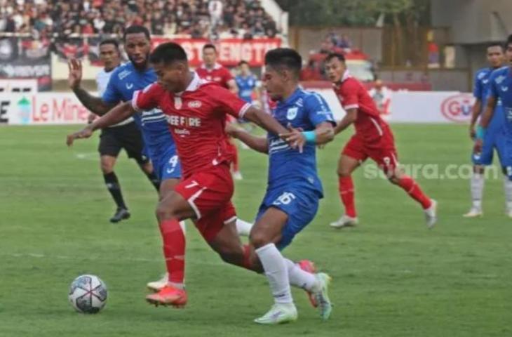 Winger Persis Solo, Irfan Jauhari berusaha menghindari adangan bek PSIS Semarang, Frediyan Wahyu Sugiyantoro dalam lanjutan pekan kedelapan BRI Liga 1 2022/2023 di Stadion Manahan, Sabtu (3/9/2022). [Suara.com/Ronald Seger Prabowo]