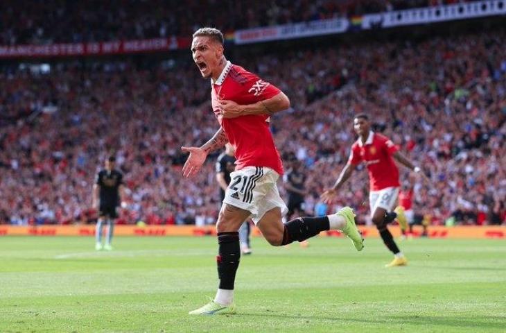 Selebrasi Antony usai cetak gol debut bersama Manchester United saat kalahkan Arsenal 3-1. (Twitter)