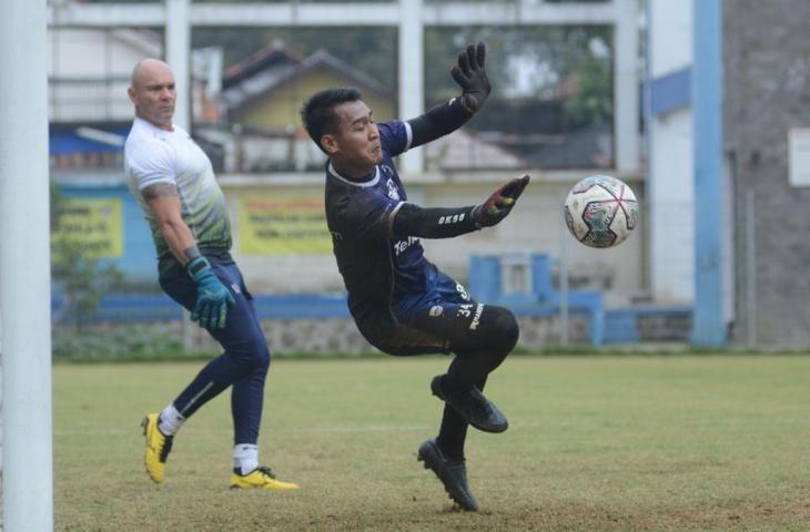 Kiper Persib Bandung, Reky Rahayu. (Dok. Persib)