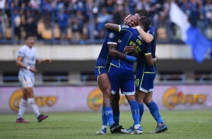 Striker Persib Bandung, David da Silva (kiri) memeluk Ciro Alves saat merayakan gol timnya selama pertandingan pekan kedelapan Liga 1 2022/2023 antara Persib Bandung vs RANS Nusantara FC di Stadion Gelora Bandung Lautan Api (GBLA), Bandung, Minggu (4/9/2022). [Persib Bandung]