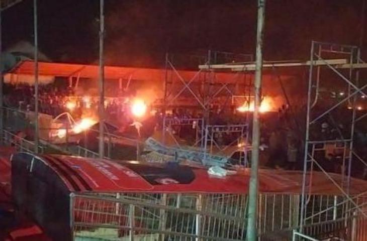 Kondisi stadion H Dimurthala Lampineung Banda Aceh saat dibakar massa setelah laga Persiraja Banda Aceh vs PSMS Medan batal karena lampu stadion mati, di Banda Aceh, Senin malam (5/9/2022). [ANTARA/Rahmat Fajri]