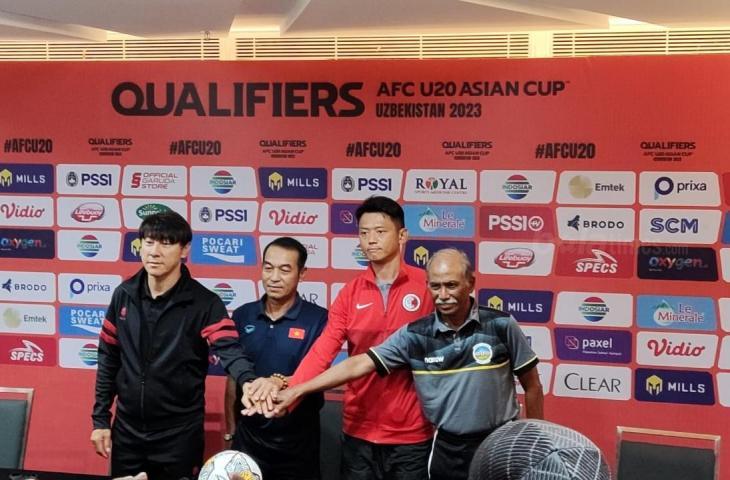 Pelatih Timnas U-19 Shin Tae-yong bersama tiga pelatih Grup F Kualifikasi Piala Asia U-20 2023 saat konferensi pers, Selasa (13/9/2022). (mxkd.sbs/Arif Budi S.)