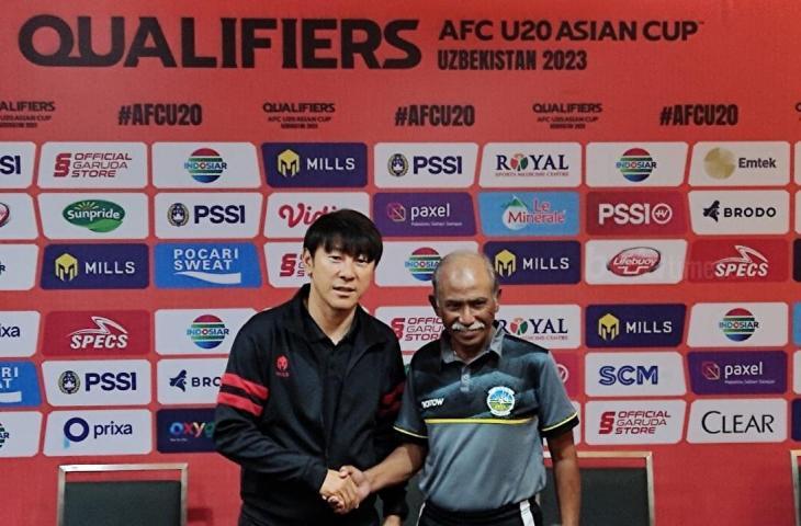 Pelatih Timnas Indonesia U-19 Shin Tae-yong dan pelatih Timor Leste U-19 Gopalkrishnan A S Ramasamy saat konpres jelang Kualifikasi Piala Asia U-20  2023. (mxkd.sbs/Arif Budi S)