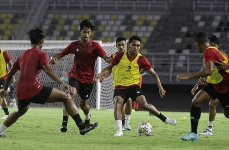 Pemain Timnas Indonesia U-19 mengikuti sesi latihan jelang tampil di Kualifikasi Piala Asia U-20 2023 di Stadion Gelora Bung Tomo, Surabaya, Jawa Timur, Kamis (8/9/2022). (ANTARA FOTO/Moch Asim/foc)