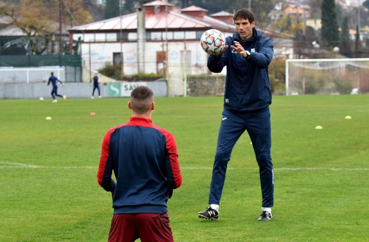 Pesepak bola tertinggi di dunia, Vanja Ivesa. (Twitter)