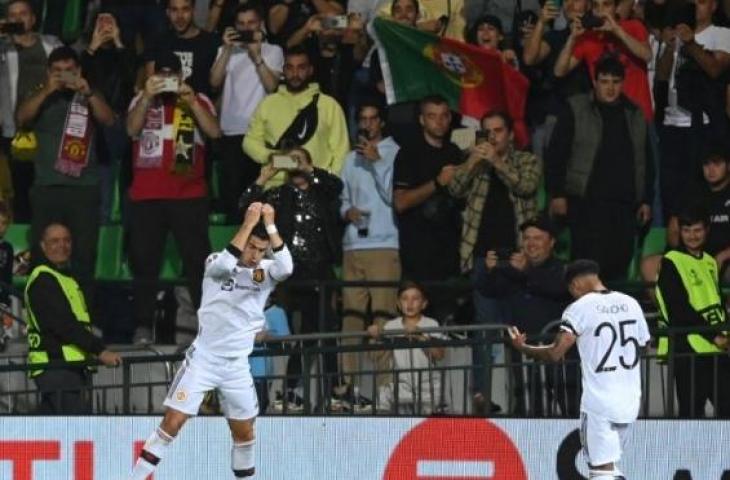 Penyerang Manchester United Cristiano Ronaldo (kiri) merayakan keberhasilannya mencetak gol pada pertandingan Grup E Liga Europa menghadapi Sheriff Tiraspol di Stadion Zimbru, Chisinau, Moldova, Kamis (15/9/2022). (ANTARA/AFP/DANIEL MIHAILESCU)