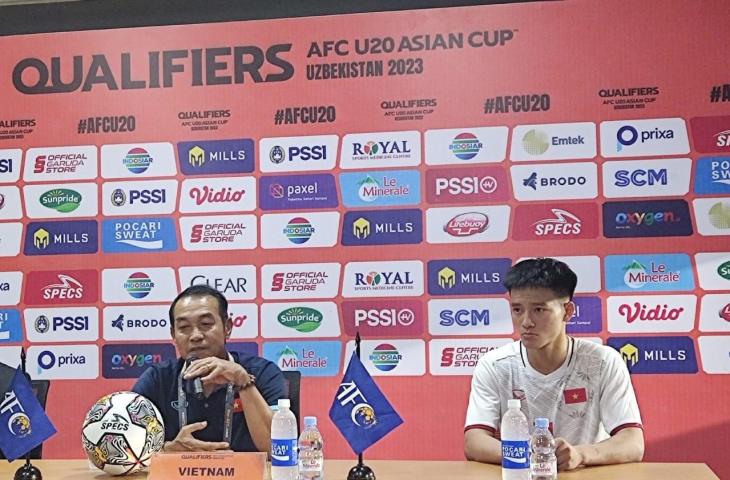 Pelatih Vitenam U-19, Dinh The Nam saat konferensi pers usai kalahkan Timor Leste 4-0. (mxkd.sbs/Arif Budi S)