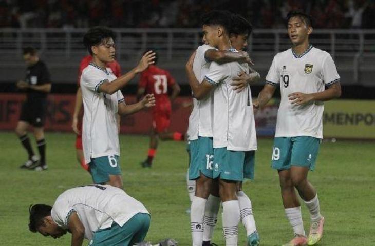 Pemain Timnas Indonesia U-19, Marselino Ferdinan (kedua kanan) melakukan selebrasi bersama rekannya usai mencetak gol ke gawang Timnas Hong Kong U-19 pada pertandingan babak kualifikasi Piala Asia U-20 2023 Grup F di Stadion Gelora Bung Tomo, Surabaya, Jawa Timur, Jumat (16/9/2022). (ANTARA FOTO/Moch Asim/rwa)