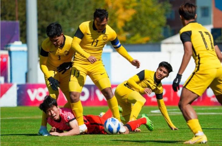 Momen 4 Pemain Timnas Malaysia U-19 hadang pemain Korea Selatan U-19 (the-afc.com)