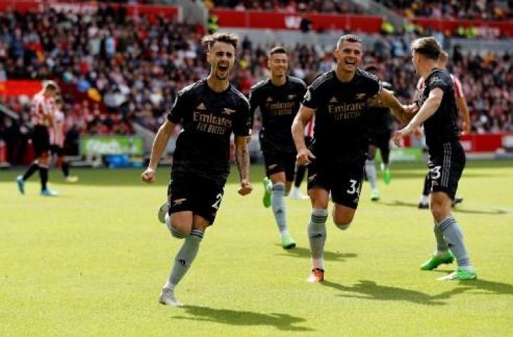 Selebrasi Fabio Vieira usai cetak gol saat Arsenal hajar Brentford 3-0. (AFP)