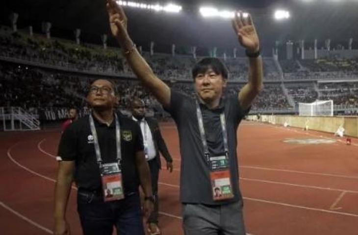 Pelatih Timnas Indonesia U-20, Shin Tae-yong (kanan) menyapa para suporter usai kemenangan lawan Vietnam di Kualifikasi Piala Asia U-20 2023 Grup F di Stadion Gelora Bung Tomo, Surabaya, Jawa Timur, Minggu (18/9/2022). [ANTARA FOTO/Moch Asim]