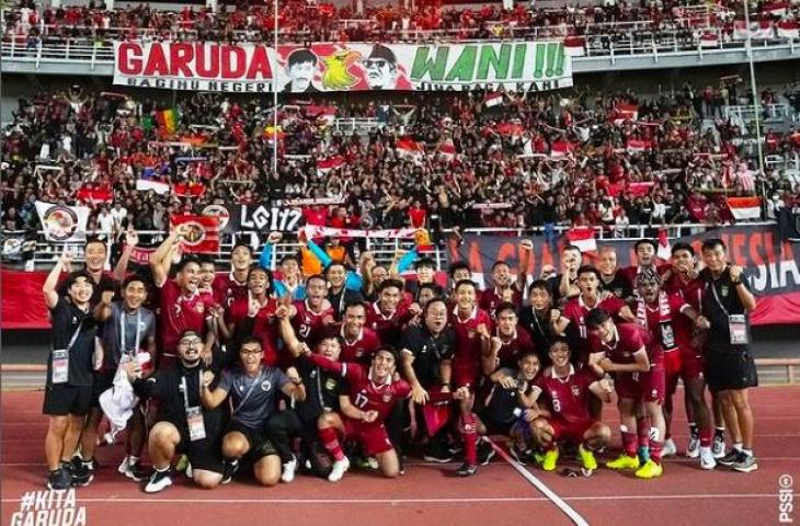 Potret pemain Timnas Indonesia U-19 bersama suporter usai lolos ke Piala Asia U-20 2023. (Dok. PSSI)