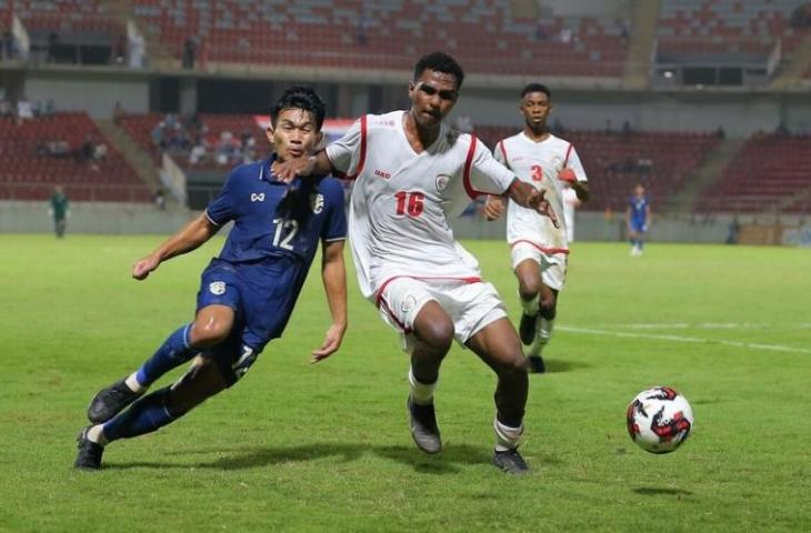 pemain Thailand mencoba merebut bola dari pemain Oman di Kualifikasi Piala Asia U-20 2023 (The-afc.com)