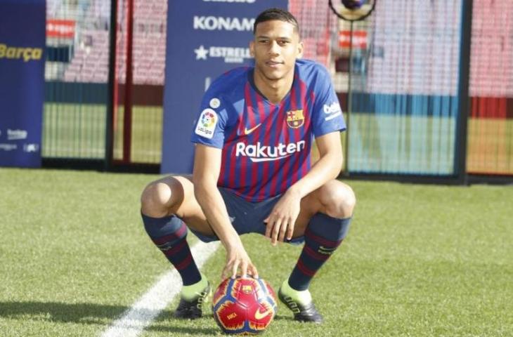 Mantan Pemain Barcelona Jean-Claire Todibo mendapatkan kartu merah cepat, yakni 9 detik (fcbarcelona.com)