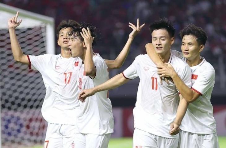 Pemain Vietnam U-19 melakukan selebrasi usai bobol gawang Timnas Indonesia U-19 di Kualifikasi Piala Asia U-20 2023. (AFP)