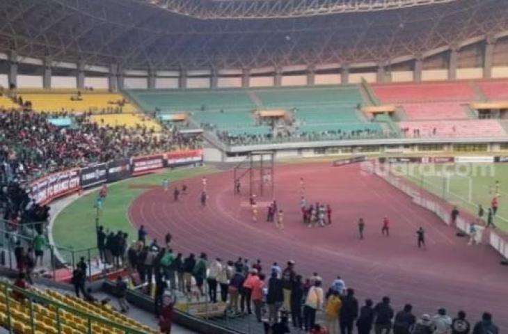 Suporter di Stadion Patriot Bekasi saat menonton pertandingan Liga 2 antara FC Bekasi City vs Gersik United. (Suara.com /Danan Arya)