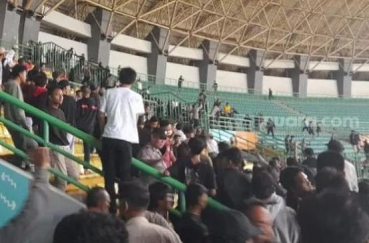 Kericuhan suporter terjadi di pertandingan FC Bekaci City vs PSIM Yogyakarta yang berlangsung di Stadion Patriot Candrabhaga, Kota Bekasi, Senin 19 September 2022. (Suara.com/Danan Arya)