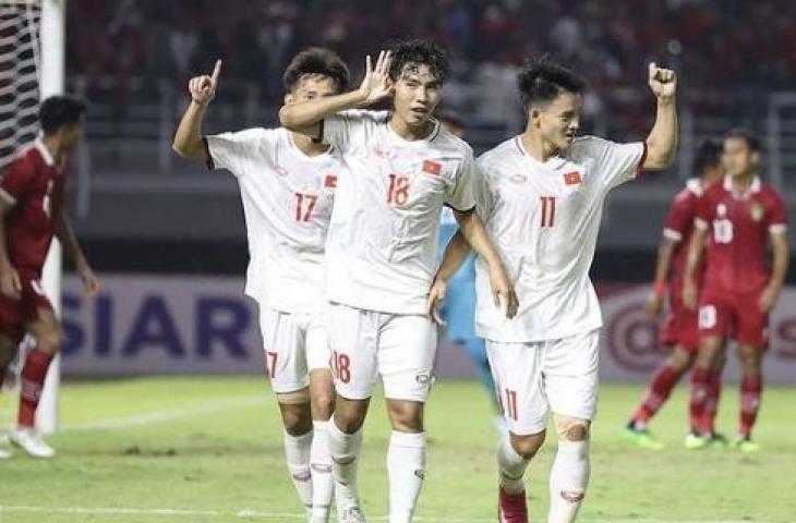 Pemain Timnas Vietnam U-19 Dinh Xuan Tien selebrasi usai bobol gawang Timnas Indonesia U-19 di Kualifikasi Piala Asia U-19 2022. (Instagram/@xuantien1001)