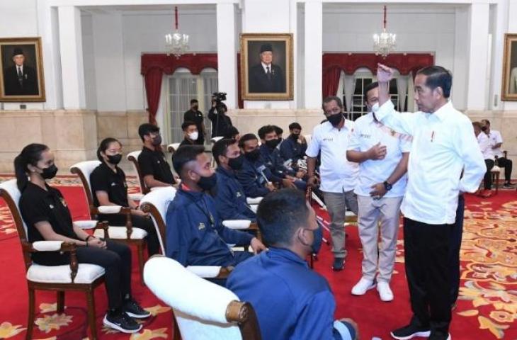 Presiden Jokowi menerima pengurus Persatuan Sepak Bola Amputasi Indonesia (PSAI) dan para atlet serta pelatih tim nasional (timnas) sepak bola amputasi di Istana Negara, Jakarta, pada Rabu (21/9/2022). ANTARA/Kris - Biro Pers Sekretariat Presiden.