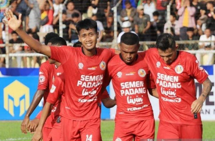 Pemain Semen Padang merayakan gol atas Perserang di Stadion Haji Agus Salim Padang, Kamis (22/9/2022). ANTARA/MO Semen Padang.