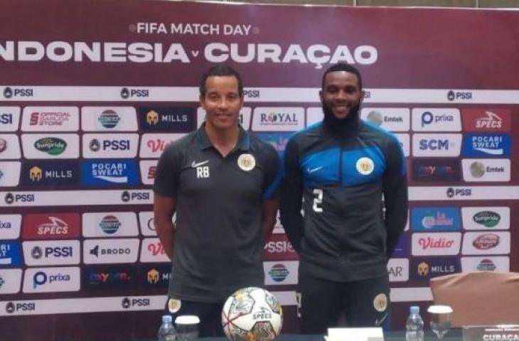 Pelatih Timnas Curacao, Remko Bicentini (kiri) bersama kapten tim Cuco Martina saat konferensi pers jelang laga kontra Timnas Indonesia di Bandung, Jawa Barat, Jumat (23/9/2022). (ANTARA/Bagus Ahmad Rizaldi)