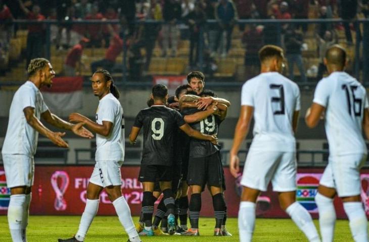 Sejumlah pesepak bola tim nasional Indonesia melakukan seleberasi usai mencetak gol ke gawang Tim Nasional Curacao Michael Madionis (kanan) pada pertandingan Fifa Match Day di Stadion Gelora Bandung Lautan Api, Bandung, Jawa Barat, Sabtu (24/9/2022). ANTARA FOTO/Raisan Al Farisi/YU