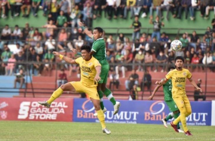 Laga antara tuan rumah PSMS melawan Semen Padang di Stadion Teladan Medan, Senin (ANTARA/HO)