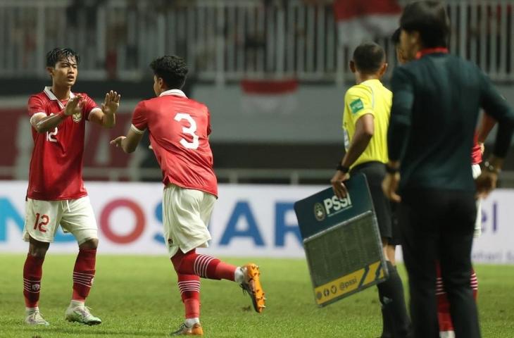 Pratama Arhan saat digantikan oleh Muhammad Ferrari dalam pertandingan Timnas Indonesia vs Curacao. (Dok. PSSI)