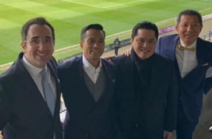 Erick Thohir dan Anindya Bakrie (tengah) berfoto bersama di Oxford City, Inggris, Selasa (27/9/2022). Dalam RUPS Oxford United, keduanya resmi diumumkan sebagai mayoritas saham klub sepakbola anggota divisi satu Liga Inggris tersebut. (ANTARA/HO)