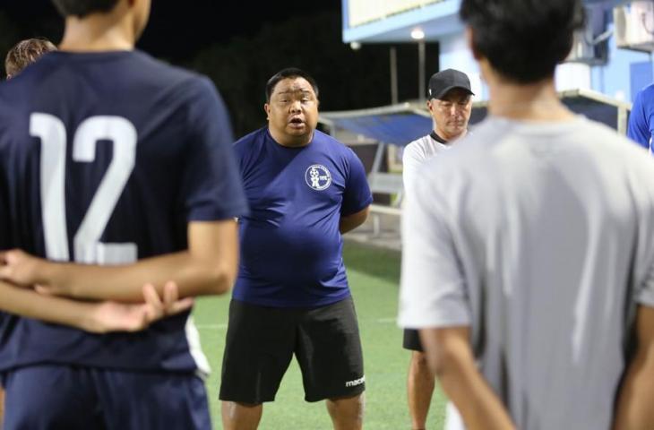 Pelatih Timnas Guam U-16, Sam San Gil, memberi instruksi dalam sesi latihan jelang Kualifikasi Piala Asia U-17 2023. (Dok. Guam FA)