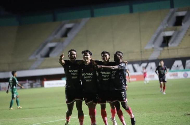 Penyerang Persita Tangerang Wildan Ramdhani (kedua kiri) merayakan keberhasilannya mencetak gol bersama rekan-rekannya pada pertandingan pekan ke-11 Liga 1 Indonesia menghadapi PSS Sleman di Stadion Maguwoharjo, Sleman, Kamis (29/9/2022). (HO-Persita Tangerang)