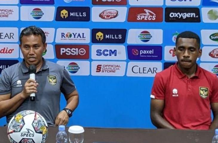 Pelatih Timnas Indonesia U-16 Indonesia Bima Sakti (kiri) dan bek tengah skuadnya Muhammad Iqbal Gwijangge memberikan keterangan dalam konferensi pers Kualifikasi Piala Asia U-17 2023 di kawasan Sentul, Bogor, Jawa Barat, Jumat (30/9/2022). (ANTARA/Michael Siahaan)