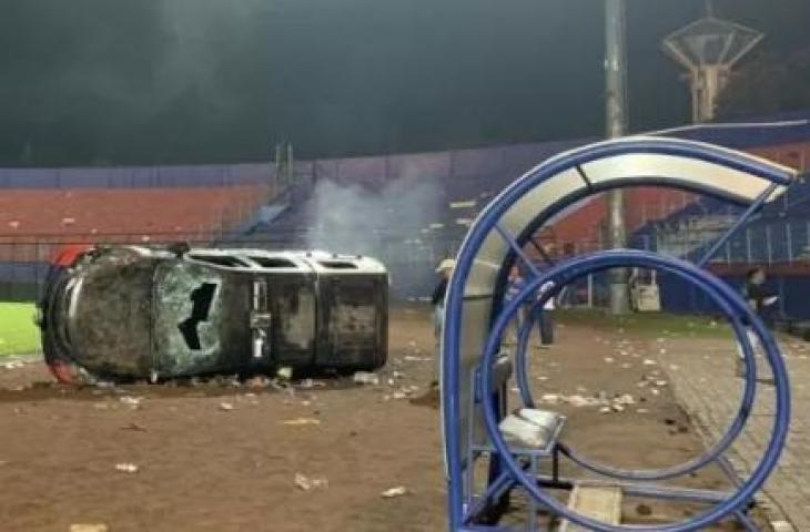 Sebuah mobil polisi rusak di lapangan Stadion Kanjuruhan, Kabupaten Malang, Jawa Timur, Sabtu (1/10/2022) malam, akibat kericuhan yang terjadi usai pertandingan antara Arema FC melawan Persebaya Surabaya. (ANTARA/Vicki Febrianto)