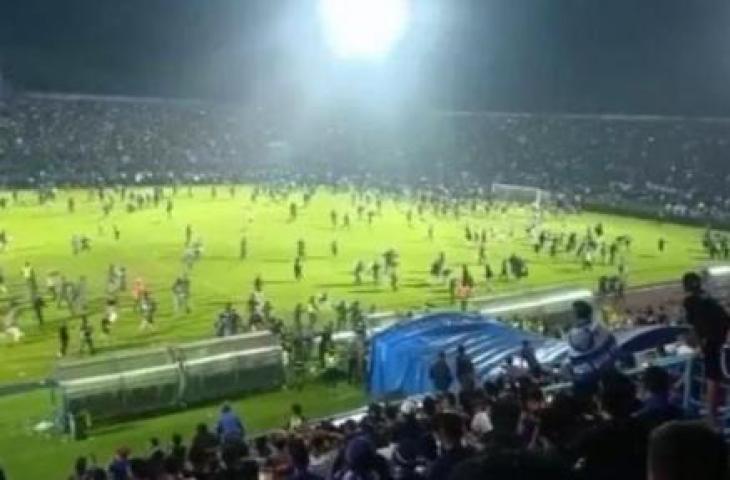 Pertandingan Arema FC versus Persebaya Surabaya di Stadion Kanjuruhan, Kabupaten Malang, Sabtu (1/10/2022) malam berakhir ricuh. [ tangkapan layar Twitter]