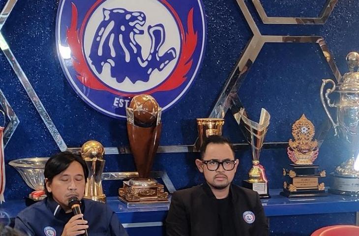 Presiden Arema FC, Gilang Widya Permana saat konferensi pers tragedi Kanjuruhan, Senin (3/10/2022). (mxkd.sbs/Arif Budi)