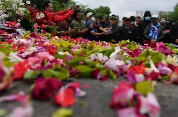 Suporter Arema FC (Aremania) berdoa di Patung Singa Stadion Kanjuruhan, Malang, jawa Timur, Minggu (2/10/2022). [ANTARA FOTO/Zabur Karuru/foc]