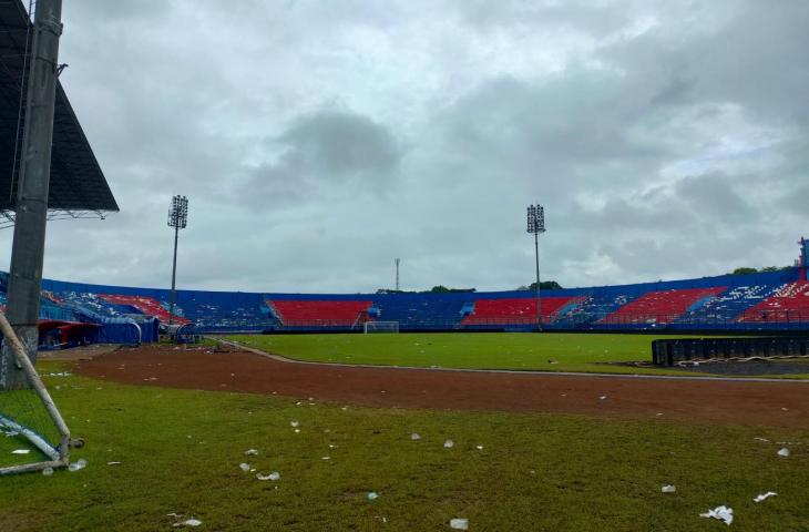 Kondisi terkini Stadion Kanjuruhan, Kabupaten Malang, usai tragedi berdarah yang menewaskan ratusan suporter. (mxkd.sbs/Arif Budi S)