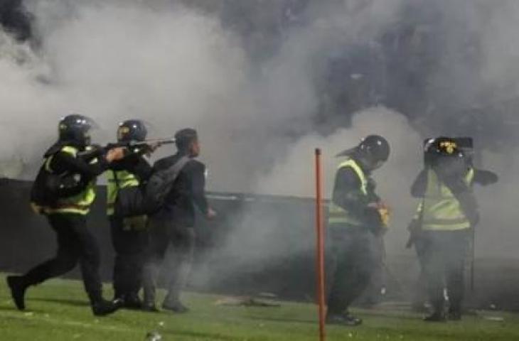 Aparat keamanan menembakkan gas air mata untuk menghalau suporter yang masuk lapangan usai pertandingan sepak bola BRI Liga 1 antara Arema FC melawan Persebaya Surabaya di Stadion Kanjuruhan, Malang, Sabtu (1/10/2022). [ANTARA FOTO/Ari Bowo Sucipto]