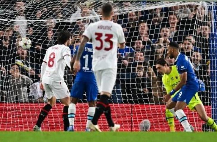 Aksi Pierre-Emerick Aubameyang cetak gol saat Chelsea lumat AC Milan 3-0. (AFP)