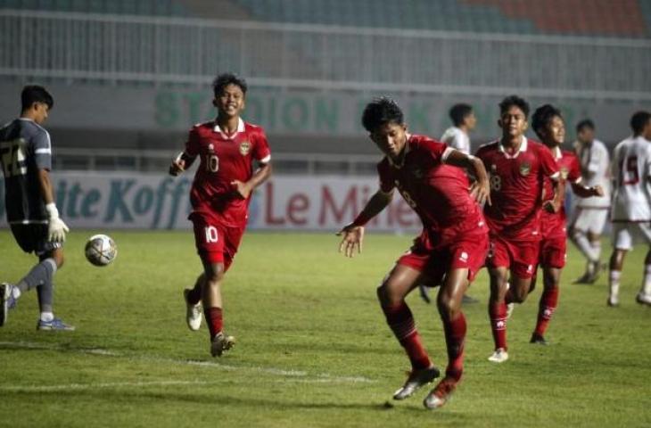 Pemain Timnas Indonesia U-16 Arkhan Kaka Putra (tengah) melakukan selebrasi setelah mencetak gol ke gawang UEA dalam laga kualifikasi Grup B Piala Asia U-17 2023 di Stadion Pakansari, Kabupaten Bogor, Jawa Barat, Rabu (5/10/2022). Indonesia menang dengan skor 3-2. ANTARA FOTO/Yulius Satria Wijaya/aww.