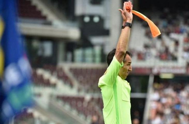 Asisten wasit Djemel Zitouni memberi isyarat dalam pertandingan L1 Prancis antara FC Metz dan Olympique Lyonnais (Lyon) di Stade Saint-Symphorien di Longeville-les Metz, pada 8 Mei 2022. (Jean-Christophe Verhaegen/AFP)