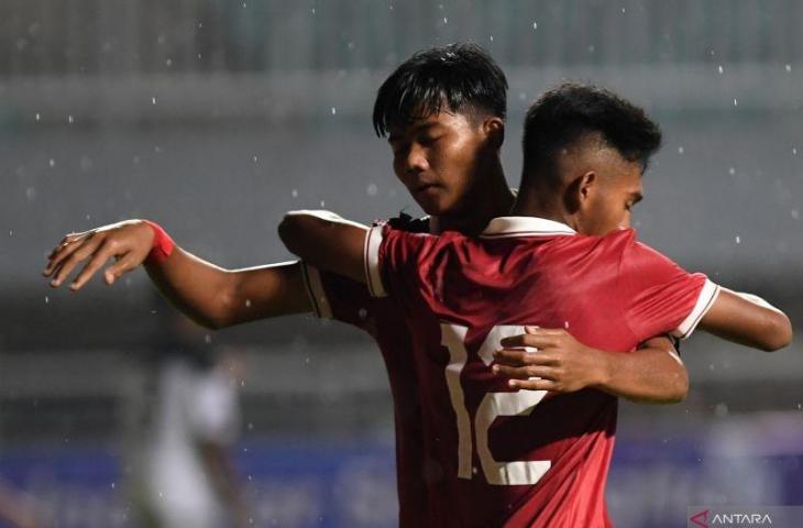 Arkhan Kaka Putra (kiri) merangkul rekannya, Muhammad Tegar (kanan) usai membobol gawang Tim Nasional U-17 Guam dalam laga Grup B Kualifikasi Piala Asia U-17 2023 di Stadion Pakansari, Cibinong, Kabupaten Bogor, Jawa Barat, Senin (3/10/2022). ANTARA FOTO/Aditya Pradana Putra/hp