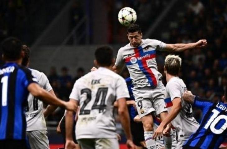 Penyerang Barcelona asal Polandia, Robert Lewandowski beraksi selama matchday ketiga Grup C Liga Champions antara Inter Milan vs Barcelona pada 4 Oktober 2022 di stadion Giuseppe-Meazza (San Siro). [AFP]