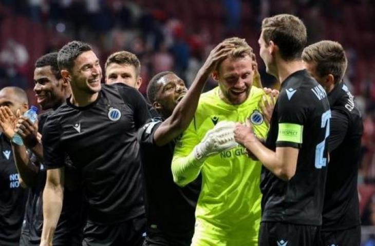 Penjaga gawang Club Brugge, Simon Mignolet, diberi ucapan selamat oleh rekan satu timnya di akhir babak pertama matchday keempat Grup B Liga Champions UEFA antara Atletico Madrid vs Club Brugge di stadion Wanda Metropolitano di Madrid pada 12 Oktober 2022. (THOMAS COEX / AFP)