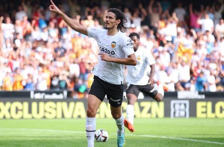 Edinson Cavani borong dua gol saat Valencia ditahan imbang Elche 2-2. (Twitter)